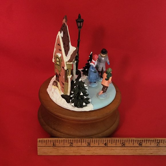 VTG Lighted Heritage Village Childe Pond and Skaters Musical - Picture 9 of 13